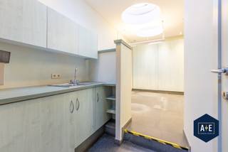 Commerciële ruimte in centrum Wetteren wordt u exclusief te huur aangeboden door Access Estate. Maak uw afspraak via sms of WhatsApp door te...