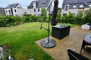 Recente BEN woning in een nieuwe groene woonbuurt ! <br /><br />Indeling : Inkomhal , apart toilet , woonkamer met deels open keuken , wasplaats + tuinberging . <br />Verdiep : nachthal , apart toilet , 3 slaapkamers , badkamer met bad en douche , technische berging . <br />Tuin met terras en handige tuinpoortjes .<br />Carport + extra open staanplaats inbegrepen . <br /><br />Gelegen in een kindvriendelijke woonwijk met speeltuintje, vlakbij scholen , winkels , dokter . <br />Vloerverwarming en koeling in alle ruimtes via vloerverwarming met warmtepomp .<br />E peil 18 <br />Elektriciteit conform.<br />Zonnepanelen voorzien . <br />Pre-airco installatie aanwezig.<br /><br /><br />