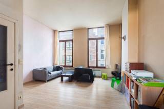 Deze te renoveren stadswoning aan de Belegstraat ligt centraal in Antwerpen, nabij de levendige Brederodestraat en het Zuid. Winkels, horeca, scholen en openbaar vervoer bevinden zich vlakbij, met een vlotte aansluiting op de Antwerpse Ring. Op het gelijkvloers vindt u een inpandige garage en een inkomhal met toegang tot de buitenruimte. De bovenliggende verdiepingen omvatten een ruime leefruimte, een keuken op de tussenverdieping, twee slaapkamers en een badkamer. De ruime kelders bieden extra opslagmogelijkheden. De woning vraagt een totaalrenovatie, maar biedt dankzij haar ruime volumes, centrale ligging, garage en buitenruimte een interessante basis om een stadswoning volledig naar eigen smaak in te richten.