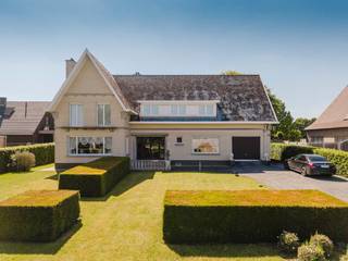 Gelegen in de rustige, groene Scheldestraat te Otegem (deelgemeente van Zwevegem) vind je deze bijzonder ruime villa met groen zicht voor- en achteraan. De woning combineert een landelijke ligging met een vlotte bereikbaarheid naar Zwevegem, Kortrijk en Waregem. Dankzij de royale volumes, praktische indeling en een zonnige privacybiedende tuin, is dit de perfecte opportuniteit om jouw ideale gezinswoning te creëren.Indeling: - ruime inkomhal voorzien van gastentoilet- lichtrijke leefruimte met groene zichten voor- en achteraan- zonnige veranda- ruime leefkeuken met zicht op de tuin- praktische kelderberging- 1 slaapkamer beneden- bureaukamer aan inkomhal- inpandige garage- 5 ruime slaapkamers boven- afzonderlijk toilet- badkamer voorzien van ligbad en lavabomeubel- toegang tot bergzolderTroeven: - groene, residentiële ligging- zonnige tuin, avondzon op terras- ideale basis voor een stijlvolle renovatie naar hedendaags comfort- voldoende parkeergelegenheid op eigen terreinBenieuwd naar meer? Contacteer Valentine Duquesne (0493/25 32 62) voor meer informatie of een bezoek ter plaatse. Dit pand is onderworpen aan de renovatieverplichting van de Vlaamse overheid voor residentiële gebouwen (behoudens bij sloop binnen 5 jaar na de aankoop). Consulteer voor meer informatie de website van het Vlaams Energie- en Klimaatagentschap via https://www.vlaanderen.be/een-woning-kopen/renovatieverplichting-voor-residentiele-gebouwenBestuursmaatregelen in het maatregelenregister: nee