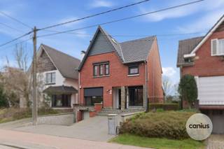 <p><span>Gerenoveerde vrijstaande woning met 4 slaapkamers en gezellige tuin te koop in Walshoutem</span></p><p><span>Deze prachtige vrijstaande woning uit de jaren 60 onderging in 2024 een grondige en kwalitatieve renovatie, waarbij hedendaags comfort en ruimte centraal staan. Gelegen langs de Steenweg op Sint-Truiden in Walshoutem (Landen), geniet u hier van een uitstekende bereikbaarheid met een vlotte verbinding naar de E40 en omliggende steden zoals Landen, Hannuit, Gingelom en Sint-Truiden. Bovendien bevindt het commerciële centrum van Landen zich op slechts 3 km en is er een bushalte op wandelafstand.</span></p><p><span>Bij het betreden van de woning komt u terecht in een bijzonder ruime inkomhal die meteen de toon zet voor de rest van de woning. De lichtrijke leefruimte sluit naadloos aan op de moderne, open keuken, die uitgerust is met een royaal keukeneiland. Dit eiland loopt elegant door naar de eetkamer, waar plaats is voor maar liefst acht personen ideaal voor gezellige diners en het ontvangen van gasten.</span></p><p><span>Aansluitend bevindt zich de veranda met een charmante ontbijthoek en een mooi zicht op de tuin. Verder vindt u op het gelijkvloers nog een gastentoilet en een praktische bergruimte. Via de veranda heeft u toegang tot de kelderverdieping, waar zich een ruime opslagplaats, de garage met elektrische poort en de wasruimte bevinden.</span></p><p><span>Op de eerste verdieping zijn er twee ruime slaapkamers, aangevuld met een extra kamer die perfect kan dienen als bureau, dressing of logeerkamer. De badkamer is reeds voorzien, maar dient nog verder afgewerkt te worden naar eigen smaak.</span></p><p><span>De tweede verdieping, volledig vernieuwd tijdens de renovatie, biedt plaats aan twee bijkomende volwaardige slaapkamers, wat deze woning bijzonder geschikt maakt voor grotere gezinnen of wie extra ruimte wenst.</span></p><p><span>Buiten geniet u van een ruim terras en een gezellige tuin, ideaal om te ontspannen of te genieten van het buitenleven.</span></p><p><span>Troeven van deze woning:</span></p><ul><li><span>Grondig gerenoveerd in 2024 </span></li><li><span>Vrijstaande woning met veel ruimte en lichtinval </span></li><li><span>Vier volwaardige slaapkamers + extra multifunctionele kamer </span></li><li><span>Moderne open keuken met groot keukeneiland </span></li><li><span>Veranda met zicht op de tuin en gezellige ontbijthoek </span></li><li><span>Kelder met garage, wasruimte en ruime berging </span></li><li><span>Badkamer nog naar eigen smaak af te werken </span></li><li><span>Volledig afgewerkte zolderverdieping </span></li><li><span>Ruim terras en aangename tuin </span></li><li><span>Uitstekende ligging nabij E40 en centrum van Landen </span></li><li><span>Bushalte op wandelafstand </span></li></ul><p><span> </span></p><p><span>Bent u op zoek naar een instapklare, ruime woning met moderne afwerking en uitstekende ligging? Neem vandaag nog contact op voor een bezichtiging en laat u verrassen door deze unieke eigendom! Contacteer ons op telefoonnummer 011 74 12 36 of via info@canius.be.</span></p><p><span> </span></p><p><span>*Deze gegevens zijn louter ter informatieve titel. De vermelde oppervlaktes zijn slechts indicatie. Canius Real Estate kan niet verantwoordelijk gesteld worden voor de juistheid van de aan haar verstrekte gegevens.</span><span> </span></p><p><span> </span></p><p><span> </span></p>