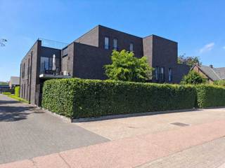 Prachtig gelijkvloers appartement te Geel bestaande uit: inkomhal, gezellige leefruimte met toegang tot terras en tuin, open geïnstalleerde keuken, berging/wasplaats, nachthal, apart toilet, 2 slaapkamers en badkamer met inloopdouche en dubbele wastafel.<br /><br />Het appartement beschikt over de nodige luxe zoals vloerverwarming, warmtepomp, zonnepanelen, ...<br /><br />Er kan gebruik gemaakt worden van een algemene fiestenberging en vuilbakkenlokaal.<br /><br />Carport verplicht bij aan te kopen (€ 12.500).<br /><br />Mogelijkheid om nog meerdere carports en/of een garage met berging en tuin op een achterliggend perceel bij aan te kopen.<br /><br />Stedenbouwkundige info in aanvraag.<br /><br />Contacteer ons kantoor voor meer informatie of een bezoek ter plaatse via 0471/605.314 of mail info@immo-b.be!