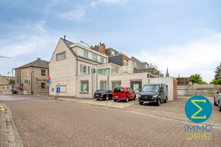 <p><strong>Karaktervol kantoorgebouw op toplocatie in het centrum van Arendonk</strong></p>
<p>Op een uitstekende zichtlocatie in het centrum van Arendonk bevindt zich dit ruime en veelzijdige gebouw, voorheen ingericht als bankkantoor. Dankzij de centrale ligging, de vlotte bereikbaarheid en de flexibele indeling biedt dit pand tal van mogelijkheden voor ondernemers, vrije beroepen, dienstverlening of praktijkruimtes.</p>
<p>De gelijkvloerse verdieping omvat een open onthaal- en ontvangstruimte, aangevuld met diverse afzonderlijke kantoorruimtes, sanitaire voorzieningen en een open trap naar de bovenverdiepingen. Een deel van de binnenwanden werd uitgevoerd in gyproc, waardoor de huidige inrichting eenvoudig aangepast kan worden aan de specifieke behoeften van u als toekomstige gebruiker.</p>
<p>Op de eerste verdieping bevinden zich meerdere afzonderlijke kantoorruimtes die zich uitstekend lenen voor administratieve werkzaamheden, vergaderruimtes of individuele werkplekken. De tweede verdieping beschikt over een eetruimte met kitchenette, een toilet, een berging en een bijkomend kantoor.</p>
<p>Verder is het pand volledig onderkelderd met verschillende bruikbare ruimtes en een aparte technische ruimte voor de verwarmingsinstallatie.</p>
<p>Naast het gebouw zijn drie parkeerplaatsen voorzien, waarvan een gedeelte zich op het openbaar domein bevindt.</p>
<p><strong>Troeven</strong></p>
<p>✔ Centrale ligging in het hart van Arendonk<br />✔ Uitstekende zichtbaarheid langs diverse winkels<br />✔ Vlotte bereikbaarheid dankzij de nabijheid van de E34<br />✔ Flexibele indeling met aanpasbare kantoorruimtes<br />✔ Volledig onderkelderd<br />✔ Parkeergelegenheid aanwezig<br />✔ Geschikt voor diverse professionele doeleinden</p>
<p>Bent u op zoek naar een kantoor met een strategische ligging en tal van mogelijkheden? Dan is dit veelzijdige pand beslist een bezoek waard.</p>
