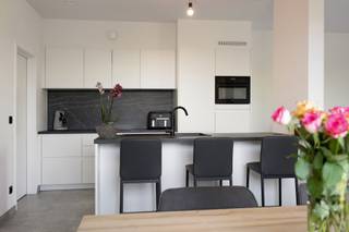 Cette maison moderne à 3 façades (2023) allie le confort de vie contemporain à des performances énergétiques exceptionnelles, PEB de -3 kWh/m²...