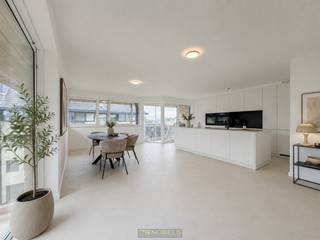 HEDENDAAGS APPARTEMENT met een INSTAPKLAAR EN LICHTRIJK INTERIEUR, PRIVATIEVE GARAGE en KELDERBERGING. IDEALE OPBRENGSTEIGENDOM of STARTERSEIGENDOM door de aanwezigheid van UITERST LICHTRIJKE LEEFRUIMTES en een AANGENAAM WOONVOLUME aangevuld met 2 TERRASSEN. U beschikt binnenshuis over een inkom met gastentoilet, een GERENOVEERDE LEEFRUIMTE MET LUXUEUSE OPEN KEUKEN, 2 SLAAPKAMERS, een BADKAMER en een BERGRUIMTE. Daarenboven bevindt zich op kelderniveau nog een GARAGEBOX EN BERGRUIMTE. Grote troef is de aanwezigheid van een TERRAS AAN DE VOORZIJDE EN ZIJKANT van de eigendom met beide een ZONNGE ORIËNTATIE. Bovendien beschikt deze eigendom over een GUNSTIGE LIGGING aan de STADSRAND met STATION, WINKELS, SCHOLEN en de N60 OP SLECHTS EEN STEENWORP VERWIJDERD.<br /><br />Adres: Ranonkelstraat 4 bus 401 te Oudenaarde<br /><br />EPC: 270kWh/m², G-score en P-score D, Geen renovatieverplichting van toepassing, Bestuursmaatregelen in het maatregelenregister: Nee, Beschikbaar bij akte
