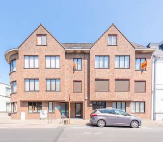 <p><strong>Ruim en lichtrijk, energiezuinig appartement (161 m²) met garagebox in hartje Turnhout</strong></p>
<p>Bent u op zoek naar een instapklaar, ruim en comfortabel appartement op een toplocatie in Turnhout? Zoek niet verder! Op de tweede verdieping van een goed onderhouden residentie, pal in het bruisende centrum, bevindt zich dit royale appartement van maar liefst <strong>161 m²</strong>, inclusief <strong>garagebox</strong> én <strong>terras met weids uitzicht</strong>.</p>
<p><strong>Indeling & troeven:</strong></p>
<p>Via de verzorgde <strong>inkomhal met ingemaakte kasten</strong> en een apart gastentoilet met handenwasser, betreedt u de woning. Dubbele openslaande deuren geven toegang tot de indrukwekkende <strong>lichtrijke leefruimte</strong>, afgewerkt met een prachtige <strong>massief eiken parketvloer</strong>, die ook doorloopt in de inkomhal – een stijlvolle en warme uitstraling gegarandeerd.</p>
<p>De <strong>praktisch ingedeelde keuken</strong> biedt alle nodige toestellen, overvloed aan kastenruimte en een gezellig <strong>ontbijthoekje</strong>. Aansluitend is er een handige <strong>berging met aansluiting voor was- en droogmachine</strong>, ook bereikbaar via de hal.</p>
<p>Het appartement beschikt over <strong>drie volwaardige slaapkamers</strong> en <strong>twee badkamers</strong>, waarvan één met directe toegang vanuit de <strong>hoofdslaapkamer</strong> – ideaal voor comfort en privacy.</p>
<p>Het <strong>terras</strong> aan de achterzijde biedt u een aangenaam uitzicht en een oase van rust, midden in het stadsleven. Een ruime privé-garagebox aan te kopen aan 25.000 euro.</p>
<p><strong>Extra info:</strong></p>
<ul>
<li>
<p>Centraal gelegen, op wandelafstand van winkels, horeca en openbaar vervoer</p>
</li>
<li>
<p>Residentie met lift</p>
</li>
<li>
<p>Instapklaar en goed onderhouden, Gunstig EPC rapport (B score -121 Kwh)</p>
</li>
</ul>
<p>Dit appartement combineert <strong>ruimte, licht, comfort én locatie</strong> op een uitzonderlijke manier. Ideaal voor wie ruim en centraal wil wonen of zoekt naar een waardevaste investering.</p>
<p><strong>Interesse?</strong> Aarzel niet en contacteer ons vandaag nog voor meer informatie of een bezichtiging. Dit is een kans die u niet wil missen!</p>