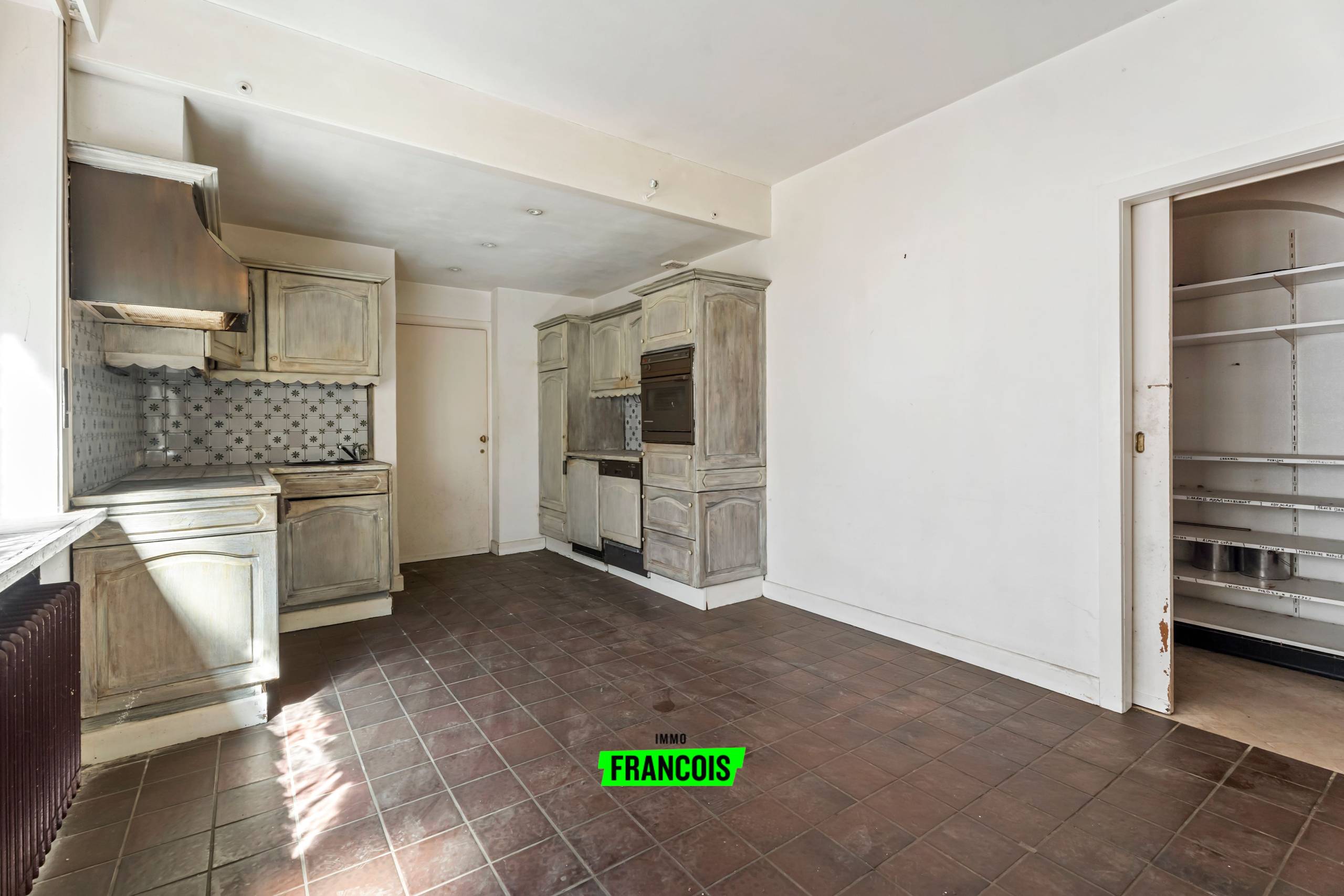 Commercieel pand op 373m² in centrum Poperinge. - foto 4