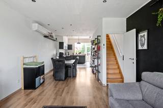 <p><span>Op een uitstekende locatie in Lier, met prachtig </span><span>zicht op de Grote Nete</span><span>, bevindt zich deze instapklare woning. Je woont hier op wandelafstand van de Grote Markt, met openbaar vervoer vlakbij, het station op fietsafstand en een vlotte aansluiting op de Lierse ring. </span></p><p><span>Op het gelijkvloers beschikt de woning over een zeer </span><span>ruime inpandige garage</span><span> met tal van opbergmogelijkheden, voldoende plaats voor een washoek en toegang tot een beperkte kelder.</span></p><p><span>Via de inkomhal bereik je de eerste verdieping, waar de lichtrijke leefruimte met </span><span>open keuken</span><span> zich bevindt. Aan de voorzijde geniet je van een mooi uitzicht over het water, terwijl je achteraan uitkijkt op de tuin. Dankzij de grote raampartijen baadt deze verdieping in het natuurlijke licht. Verder bevindt zich hier ook een apart gastentoilet.</span></p><p><span>Vanuit de woning leidt een buitentrap naar de </span><span>zonnige tuin met terras</span><span>, waar je in alle rust van het buitenleven kunt genieten. Achteraan bevindt zich bovendien een ruime </span><span>buitenberging</span><span> van ca. 21 m², ideaal voor tuinmateriaal of extra opslag.</span></p><p><span>De tweede verdieping omvat </span><span>twee volwaardige slaapkamers</span><span> van 15,5 m² en 12 m², evenals een verzorgde badkamer uitgerust met een dubbele lavabo, inloopdouche en toilet.</span></p><p><span>De woning werd de voorbije jaren op verschillende belangrijke punten </span><span>vernieuwd</span><span>. Zo werden het platte dak vernieuwd en geïsoleerd, zijn er PVC ramen met driedubbele beglazing geplaatst en wordt de woning verwarmd via een energiezuinige lucht-luchtwarmtepomp. Bovendien is de </span><span>elektrische installatie conform</span><span> en is de woning </span><span>asbestveilig</span><span>. Ook het interieur werd de voorbije jaren opgefrist, waardoor je meteen over een aangename woonbasis beschikt.</span></p><p><span>Ben je op zoek naar een woning met een topligging, zicht op het water, een zonnige tuin én tal van reeds uitgevoerde investeringen? Dan is deze woning absoluut een bezoek waard.</span></p>