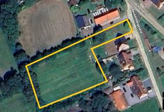 <p><strong>Bouwgrond voor open bebouwing met achterliggend weiland gelegen op uiterst rustige locatie te Olmen.</strong></p>
<p>Op een bijzonder rustige ligging in Olmen, nabij het gezellige Pakawi Dierenpark, bevindt zich deze ruime <strong>bouwgrond voor open bebouwing</strong> met <strong>achterliggend weiland</strong>. Een unieke kans voor wie rustig wil wonen en tegelijk droomt van eigen dieren aan huis.</p>
<p><strong>Belangrijkste kenmerken</strong></p>
<ul>
<li><strong>Bouwgrond voor open bebouwing</strong></li>
<li>Perceel bouwgrond van ca. <strong>740 m²</strong></li>
<li>Achterliggend <strong>weiland van ca. 3.841 m²</strong></li>
<li>Totale oppervlakte van ruim <strong>4.500 m²</strong></li>
<li><strong>Perceelsbreedte van ca. 16 meter</strong></li>
<li>Zeer rustige, groene omgeving</li>
<li>Ideaal voor <strong>paarden- en dierenliefhebbers</strong></li>
</ul>
<p><strong>Ideaal voor paarden of andere dieren</strong></p>
<p>Dankzij het ruime achterliggende weiland is dit perceel uitermate geschikt voor wie graag paarden, pony’s of andere dieren aan huis wil houden. De combinatie van:</p>
<ul>
<li>een <strong>woning op de voorste bouwgrond</strong></li>
<li>met <strong>achteraan weiland</strong>, waar eventueel paardenstallen of dierenverblijven voorzien kunnen worden (mits naleving van de geldende voorschriften)</li>
</ul>
<p>maakt dit een bijzonder interessant aanbod voor dierenliefhebbers die landelijk en toch bereikbaar willen wonen.</p>
<p><strong>Ligging</strong></p>
<ul>
<li>Rustige, landelijke ligging in <strong>Olmen</strong></li>
<li>In de omgeving van het <strong>Pakawi Dierenpark</strong></li>
<li>Vlotte verbinding naar omliggende gemeenten en voorzieningen</li>
</ul>
<p></p>
<p>Voor meer info of een bezoek ter plaatse, contacteer ons kantoor op 014 72 83 77 of dossierbeheerder Els Dobbelaere op het nummer 0467 015 811</p>