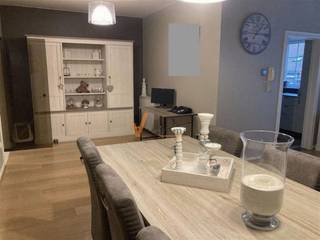 <p><span>LUXUEUS APPARTEMENT IN CENTRUM SCHOTEN MET HEDENDAAGSE UITSTRALING</span></p><p><span> </span></p><p><span>Dit prachtige appartement van 114 m² is gelegen in het hart van Schoten en biedt de perfecte combinatie van comfort, stijl en functionaliteit. </span></p><p><span> </span></p><p><span>INDELING EN RUIMTEN</span></p><p><span> </span></p><p><span>Het appartement beschikt over drie ruime slaapkamers die voorzien zijn van laminaat vloeren. De hoofd slaapkamer is bijzonder aantrekkelijk met toegang tot een privé balkon met prachtig uitzicht over de buurt. De tweede en derde slaapkamer bieden eveneens comfortabele verblijfsruimten.</span></p><p><span> </span></p><p><span>WOONKAMER EN EETGEDEELTE</span></p><p><span> </span></p><p><span>De open woonkamer en eetgedeelte is voorzien van parket en hebben grote ramen die volop daglicht binnenlaten met rolluiken.</span></p><p><span> </span></p><p><span>KEUKEN</span></p><p><span> </span></p><p><span>De keuken is modern en volledig ingericht met hoogwaardige inbouwapparatuur, waaronder een dubbele oven en voldoende opslagcapaciteit.</span></p><p><span> </span></p><p><span>BADKAMER EN SANITAIR</span></p><p><span> </span></p><p><span>Het appartement beschikt over één elegante badkamer met dubbele wastafel en luxe inrichting. Daarnaast is er nog een apart toilet en een functionele was/bergruimte.</span></p><p><span> </span></p><p><span> </span></p><p><span>- 3 slaapkamers voorzien van airco</span></p><p><span>- maandelijkse onkosten: 50€ ( synd., poetsen gang, onderhoud tuin, minuterie) </span></p><p><span>- beschikbaar vanaf 1 Febr. 2026</span></p>