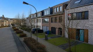 Kom deze volledig instapklare nieuwbouwwoning in Brasschaat zelf ontdekken.<br /><br />Wandel binnen, ervaar de ruimte en afwerking en ontdek de zongerichte tuin. Helemaal overtuigd? Dan hoef je niet lang te wachten: de woning is meteen beschikbaar. Maak je afspraak en kom kijken.<br /><br />De woning is rustig gelegen, maar dicht bij alle voorzieningen en heeft een aangename leefruimte, ingerichte eilandkeuken, gezellig terras én zongerichte tuin, <strong>4 slaapkamers</strong>, 2 badkamers, handige bergruimtes, …<br /><br />Warmtepomp, vloerverwarming, zonnepanelen en slimme ventilatie zijn voorzien.<br /><br /><strong>Kom deze woning zelf ervaren.</strong> Wacht niet te lang en plan vandaag nog je bezoek. Kom kijken en ontdek of dit jouw nieuwe thuis wordt.