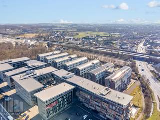 Zeer goed bereikbare kantoren van 575 m² te huur, ideaal gelegen dankzij de directe aansluiting met de R4 op slechts 1 km afstand. Deze verbinding zorgt voor een vlotte toegang richting de E40 (Brussel/Oostende-Brugge) en de E17 (Gent-Antwerpen), wat het kantoor binnen een rijafstand van ongeveer 5 minuten zeer toegankelijk maakt.<br /><br />De kantoorruimtes maken deel uit van het prestigieuze Axxes Business Park, een hoogwaardig complex dat tal van faciliteiten biedt. Het lichtrijke kantoor van 575 m² op het derde verdiep omvat een open space kantoor met een kitchenette. De kwalitatieve ruimte beschikt over moderne faciliteiten zoals airconditioning &amp; LED verlichting. Bovendien is het park gelegen in een groene omgeving. Het gebouw biedt daarnaast zeer ruime parkeermogelijkheden met oplaadpunten. Ook andere oppervlaktes mogelijk!<br /><br />Heb je interesse? Neem vandaag nog contact op met PANORAMA B2B GENT KANTOREN voor meer informatie of om een vrijblijvend plaatsbezoek in te plannen via 0477 44 39 30.
