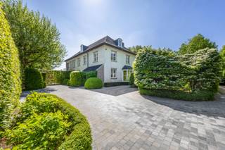 Met gepaste trots stellen wij u dit unieke pareltje voor, op een boogscheut van het centrum van Lier.Dit domein van 2.238 m² ligt uiterst landelijk...
