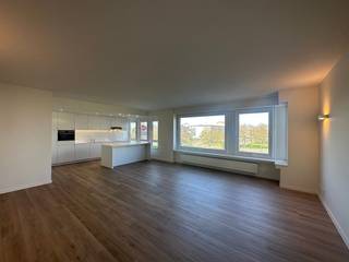 Welkom in dit prachtige en luxueuze appartement op de eerste verdieping van residentie Twenty One. Het appartement werd recent gerenoveerd naar de hedendaagse normen en stijl.<br />Bij het betreden van het appartement valt de prachtige renovatie meteen op door het vele lichtinval. Aan de linkerkant bevindt zich de ruime woonkamer met een moderne open keuken. Grote raampartijen zorgen voor overvloedig daglicht, en privacy is gegarandeerd zonder inkijk van andere gebouwen. De keuken werd volledig geïnstalleerd en voorzien van een vaatwasser, koelkast met diepvries, kookplaat, dampkap, combi-oven en overvloedige opbergruimte. Het prachtige keukeneiland doet dienst als extra opbergruimte aan de ene kant en als een gezellige ontbijtbar aan de andere kant. Er is ook een handige berging naast de keuken voor het bewaren van voorraad en andere spullen.<br />Aan de rechterkant van de inkomhal vindt u een apart toilet, gevolgd door een tweede bergruimte met aansluiting voor de wasmachine. De badkamer is voorzien van een ruime inloopdouche, dubbele wastafels en een handdoekverwarming voor extra comfort.<br />Beide slaapkamers zijn hebben een mooie oppervlakte en bieden toegang tot het terras aan de achterzijde van het appartement, waar u kunt genieten van frisse lucht en buitenruimte.<br />Het gebouw beschikt over een lift, een fietsenberging en een afvallokaal voor uw gemak. Dankzij de strategische ligging van het gebouw heeft u een uitstekende verbinding met alle belangrijke wegen in Oostende, evenals het bruisende stadscentrum.<br />Dit appartement heeft een maandelijkse huurprijs van 1275 Euro. Daarbij komt een forfait van 120 Euro per maand voor algemene kosten/ en een voorschot van 75 Euro per maand voor water en verwarming. Indien gewenst kunt u een buitenstaanplaats voor uw auto huren voor 90 Euro per maand, <br />Dit prachtige appartement is komt vrij op 01/04/2026 maar er is een mogelijkheid om deze reeds te huren vanaf 01/02/2026.. We nodigen u van harte uit om dit unieke appartement te komen bezichtigen en de luxe en comfort zelf te ervaren. Neem gerust contact op om een afspraak te maken.