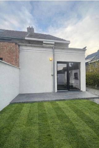 Op een boogscheut van centrum Boom, het station en de A12 ligt deze halfopen bebouwing die volledig gerenoveerd werd.De woning zelf beschikt op het...
