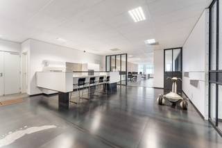 Op zoek naar een instapklare kantoorruimte op een toplocatie? Deze recent ingerichte kantoorruimte van 319 m² biedt alles wat je nodig hebt voor een productieve werkdag, én meer!<br />Gelegen langs de E403, geniet je van een vlotte bereikbaarheid en verbinding voor zowel medewerkers als klanten.<br />Het Westwing Park, gelegen aan afrit Roeselare-Rumbeke, is één van de beste locaties in Roeselare met verschillende voorzieningen zoals hotel, eetgelegenheden en oplaadpunten.<br /><br />Het kantoor is klaar voor gebruik en uitgerust met moderne faciliteiten. Geen nood aan extra investeringen! Dankzij de nieuwste technieken geniet je van een laag energieverbruik en een duurzame werkplek.
<ul>
	<li>Lichtrijk</li>
	<li>Vergaderruimtes en landschapskantoor</li>
	<li>Sanitair en keuken</li>
	<li>Energiezuinige technieken (airco, ventilatie, zonnewering)</li>
	<li>3 parkeerplaatsen inbegrepen, meer te huur</li>
	<li>Systeemvloer</li>
</ul>
<br />Zet je bedrijf op de kaart met een kantoorruimte die zowel functioneel als stijlvol is, en laat je inspireren door de perfecte mix van modern comfort en praktische toegankelijkheid.<br /><br />Interesse? Neem vandaag nog contact op voor een bezoek!<br /><br /> 