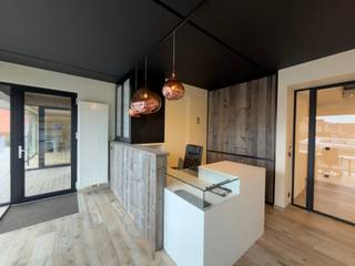 Deze ruime handels- en kantoorruimte van 135 m² bevindt zich op een strategische ligging langs een drukke invalsweg naar het centrum van...