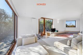 De twee geplande bezoekmomenten zijn momenteel <u><strong>volzet</strong></u>. Wenst u toch een bezoek te plannen of op de reservelijst te staan? Stuur gerust een e-mail naar info@homies.be. In een rustige straat in Rotselaar (Wezemaal) bevindt zich deze prachtige en ruime architectenwoning, ontworpen met bijzondere aandacht voor licht en leefkwaliteit. Dankzij de doordachte architectuur en de vele grote raampartijen geniet de woning op elk moment van de dag van een overvloed aan natuurlijk licht en zoninval. Bovendien bevinden het treinstation, scholen en belangrijke invalswegen zich op korte afstand. De woning biedt een zeer aangename leefomgeving met ruime volumes en een open gevoel. De grote ramen creëren een sterke connectie met de buitenruimte en bieden zicht op de voor- en achtertuin. Op het gelijkvloers bevindt zich naast de leefruimte, keuken en gastentoilet ook een polyvalente ruimte die perfect kan dienen als bureau, praktijkruimte of hobbyruimte. Hierdoor is de woning ook ideaal voor wie wonen en werken wil combineren. Op de eerste verdieping beschikt de woning over vier volwaardige slaapkamers en een badkamer uitgerust met een lavabo, inloopdouche en een toilet. Naast een grote garage beschikt de woning over een ruime oprit waar vier wagens kunnen parkeren. Daarnaast zorgt de kelder voor extra, praktische opslagruimte. De woning is instapklaar, met recent vernieuwde ramen, centrale verwarming, zonnepanelen, thuisbatterij en warmtepompboiler…