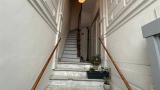 <p><span>Te huur: Moderne studio in de Markgravewijk, Antwerpen</span></p><p><span>Deze charmante studio bevindt zich op de bovenste verdieping van een kleinschalig gebouw aan de Haantjeslei. <br />De studio beschikt over een leefruimte met open keuken, een afzonderlijke slaapruimte en een badkamer. <br />Dankzij het schuindakraam is er natuurlijke lichtinval en het puntdak geeft de ruimte een gezellige uitstraling.</span></p><p><span> In het gebouw is tevens een fietsenstalling aanwezig.</span></p><p><span>Ligging:</span><span> In het zuidelijke deel van Antwerpen, in de rustige Markgravewijk. <br />U bent vlakbij 't Zuid met supermarkten, winkels en restaurants binnen handbereik.</span></p><p><span>Huurprijs:</span><span> </span></p><p><span>Ongemeubeld: € 750/maand + € 40/maand (waterverbruik)</span></p><p><span>Gemeubeld: €795/maand + €40/maand (waterverbruik)<br /></span><span>Beschikbaar:</span><span> onmiddellijk</span></p>