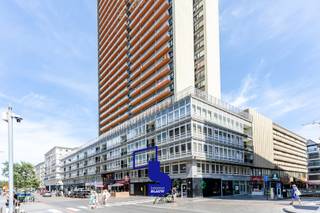 Karaktervol appartement met terras in het iconische Europacentrum te Oostende. <br /><br />Welkom in het iconische Europacentrum, waar de grandeur van weleer nog volop voelbaar is. Marmer, kristallen lusters en stijlvolle details zorgen voor een unieke sfeer die liefhebbers van karakter en authenticiteit meteen zal aanspreken.<br />Dit appartement bevindt zich op een absolute toplocatie, op wandelafstand van het strand, het station, winkels en gezellige horecazaken. Alles wat Oostende te bieden heeft, ligt binnen handbereik.<br /><br />Achter de charmante uitstraling schuilt een verrassend praktisch ingedeeld appartement met één ruime slaapkamer. De huidige indeling biedt tal van mogelijkheden, waaronder het creëren van een open leefkeuken voor een moderne en lichtrijke woonbeleving. Vanuit de leefruimte geniet u van een aangenaam straatzicht, zonder hinderlijke inkijk.<br /><br />Een absolute meerwaarde is het terras – een zeldzame troef binnen het Europacentrum – waar u in alle rust van de buitenlucht kunt genieten.<br /><br />Verder beschikt het appartement over:
<ul>
<li>Een ruime, aparte slaapkamer.</li>
<li>Een afzonderlijke badkamer.</li>
<li>Een praktische berging in het appartement én een extra private kelderberging.</li>
<li>Een gemeenschappelijke fietsenberging in het gebouw.</li>
</ul>
Daarnaast is er de mogelijkheid om een autostaanplaats aan te kopen voor € 35.000.<br /><br />Bent u op zoek naar een appartement met karakter, een unieke ligging én het potentieel om volledig naar uw eigen smaak te renoveren? Of droomt u van een interieur met een knipoog naar de stijlvolle jaren '70? Dan is dit een buitenkans.<br /><br />Contacteer ons vandaag nog voor een bezoek en ontdek zelf de charme en mogelijkheden van dit unieke appartement.