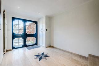 <p>Ontdek deze bijzonder ruime en perfect onderhouden woning met tal van mogelijkheden, ideaal voor zowel een gezin als een vrij beroep of thuiswerk!</p>
<p>Bij het betreden van de woning komt u in een royale inkomhal met geïntegreerde bureauruimte en vestiaire — perfect voor wie wonen en werken wil combineren. Van hieruit heeft u toegang tot de ruime garage met automatische rolpoort. Achteraan bevindt zich een praktische en grote wasruimte, een fraaie badkamer en een polyvalente kamer die zich leent tot diverse invullingen (praktijkruimte, hobbykamer, extra slaapkamer…). Deze verdieping biedt bovendien directe toegang tot de mooi aangelegde tuin en het terras.</p>
<p>Op de eerste verdieping geniet u van een lichtrijke en ruime leefruimte met geïntegreerde keuken en een gezellige haardpartij. Deze vloeit naadloos over in de veranda, uitgerust met zonnescreen, en het aansluitende overdekte terras. Het terras beschikt over een stijlvol lamellendak dat u naar wens open of dicht kan zetten — ideaal om het hele jaar door te genieten. Verder vindt u op deze verdieping een apart toilet en een luxueuze, ruime badkamer met massagedouche, dubbele wastafel en een royaal ligbad.</p>
<p>De slaapverdieping omvat twee volwaardige ruime slaapkamers en een kinderkamer, allen bereikbaar via de nachthal. Daarnaast is er een praktische garderobekast en een ruim toilet met bidet, met de mogelijkheid om dit om te vormen tot een extra douchekamer.</p>
<p>Deze instapklare woning combineert ruimte, comfort en flexibiliteit op een uitstekende locatie met vlotte bereikbaarheid en voldoende parkeergelegenheid. Een unieke kans voor wie op zoek is naar een veelzijdig eigendom met karakter!</p>
