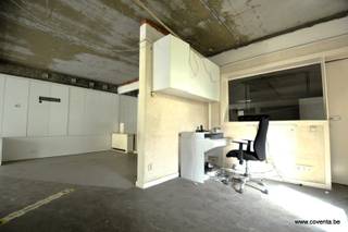 <strong>Kantoor- of handelsruimte te koop in Waregem (Desselgem) – met achterliggende loods en parking.</strong><br /><br />Deze voormalige winkel, gelegen in het hart van <strong>Desselgem (Waregem)</strong>, biedt een uitstekende opportuniteit voor ondernemers die op zoek zijn naar een <strong>praktische, zichtbare en veelzijdige commerciële locatie</strong>.<br /><br />De handelsruimte van <strong>± 80 m²</strong> is uitgerust met <strong>ingebouwde kasten</strong> en geniet van een mooie lichtinval dankzij de brede raampartij aan de voorzijde. Ideaal als kantoor, praktijkruimte, winkel, showroom of dienstverlenende activiteit.<br /><br />Aansluitend bevindt zich een <strong>ruime loods van 107 m²</strong>, perfect voor stockage, atelier, logistiek of uitbreiding van de activiteiten. De aanwezigheid van <strong>privé‑parkeerplaatsen</strong> maakt dit pand extra aantrekkelijk voor klanten, leveranciers en personeel.<br /><br /><u>Troeven van dit pand:</u><br /><br />✔ Handels-/kantoorruimte van<strong> ± 80 m²</strong> met ingebouwde kasten;<br />✔ <strong>Achterliggende loods van 107 m²</strong>;<br />✔ <strong>Privé‑parking </strong>achteraan;<br />✔ Geschikt voor tal van commerciële of professionele doeleinden;<br />✔ Gunstige ligging in <strong>Waregem – Desselgem</strong>;<br />✔ Goede bereikbaarheid en zichtbaarheid.<br /><br />Dit pand combineert <strong>functionaliteit, ruimte en commerciële mogelijkheden</strong> op een toplocatie. Een ideale investering voor wie een <strong>praktische werkruimte met opslag</strong> zoekt in de regio Waregem.<br /><br />EPC label C