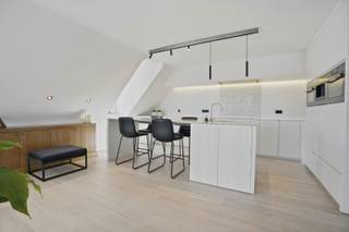 Instapklaar duplexappartement (125 m²) met zicht op de kaai in Nieuwpoort-Stad<br />Bent u op zoek naar een luxueuze uitvalsbasis in het hart van Nieuwpoort-Stad? Dit duplexappartement uit 2014 combineert een hoogwaardige afwerking met een uitstekende ligging. Het middelpunt van de woning is de riante leefkeuken met kookeiland en kwalitatieve inbouwtoestellen. <br />Dankzij de grote raampartijen in de erker geniet u van een prachtige lichtinval en een rustgevend uitzicht. Op de tweede verdieping bevindt zich een indrukwekkende master suite van, compleet met maatwerk-inbouwkasten, een ruime dressing en een moderne en-suite badkamer. Met een gunstig EPC-label B (118 kWh/m²) en vloerverwarming geniet u hier van een zorgeloze, energiezuinige woonervaring zonder renovatieplicht.<br />Uw troeven op een rij:<br />- Toplocatie: Centraal gelegen nabij de markt en de sfeervolle kaai.<br />- Master suite: Een oase van rust met dressing (14 m²) en en-suite badkamer. (mogelijk 2e slaapkamer op de eerste verdieping)<br />- Luxe kookbeleving: Volledig uitgerust met o.a. stoomoven, koffiemachine en inductie.<br />- Energiezuinig wonen: EPC-label B, vloerverwarming en geen renovatieverplichting.<br />- Buitenruimte: Gezellig terras (6 m²) voorzien van wateraansluiting en verlichting.<br /><br />Optioneel: Mogelijkheid tot aankoop van een ruime inpandige garage (19 m²) op het gelijkvloers, uitgerust met automatische poort en directe toegang via de lift.<br /><br />(Ref. NI27678)
