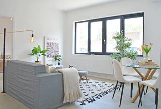 <p>Algemeen</p><p>Op het gelijkvloers in dit volledig gerenoveerde gebouw van 6 appartementen vinden we dit mooi appartement terug met 2 slaapkamers. Het gebouw werd volledig gestript en vernieuwd. Qua isolatie is er dakisolatie (10 cm PUR) en gevelisolatie voorzien. Ook de ramen werden vernieuwd waardoor u over een energiezuinig appartement zal beschikken.</p><p>Dit kwaliteitsvol appartement is gelegen op een toplocatie te Edegem, centraal gelegen nabij het centrum en invalswegen. Met de lage algemene kosten en aparte meters voor water, gas en elektriciteit is dit een zeer interessant startersappartement of investering.</p><p>Indeling</p><p>Via een gezellige traphal bereiken we de leefruimte die voorzien is van parket en een open keuken. De keuken beschikt over Siemens toestellen en een composieten werkblad.  Wat opvalt is het vele licht dat binnenvalt in het appartement. Handige berging aanwezig met condensatieketel en aansluitingen wasmachine. Twee leuke slaapkamers op parket aanwezig waarvan één met toegang tot een koertje.</p><p>De volledig betegelde badkamer is compact en uitgerust met douche, toilet en lavabomeubel. Ruime kelderberging is tevens mee in de prijs inbegrepen. Fietsenberging is in de kelder voorzien.</p><p>Interesse?</p><p>Zoekt u een vernieuwbouw appartement om zelf te wonen of als investering op een zeer gegeerde locatie ten zuiden van Antwerpen?</p><p>Wees dan snel en neem contact op via 03/459 89 59.</p><p></p>