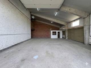 Een ruime grondoppervlakte van 172 m²Een stevige mezzanine van 40 m², perfect voor extra voorraad of klein materiaal.Ingericht met een...