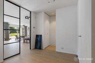 In Residentie Steelander in Harelbeke bevindt zich dit ruim en kwalitatief afgewerkt appartement van maar liefst 169 m². Het appartement dateert uit 2012 en is rustig gelegen, met een vlotte verbinding naar belangrijke invalswegen.<br /><br /><u><strong>Indeling</strong></u><br />Via de royale inkomhal, voorzien van een gastentoilet en praktische berging, kom je in de ruime leefruimte met open keuken. De volledig uitgeruste keuken en leefruimte vormen samen een aangename open space van maar liefst 70 m². Dankzij de grote raampartijen geniet je hier van veel lichtinval en een mooi zicht op het domein met vijver. Aansluitend bevindt zich de eerste slaapkamer, die momenteel ingericht is als bureauruimte. Vanuit de leefruimte is er toegang tot het ruime terras aan de voorzijde van maar liefst 31 m², waar je volop geniet van het groene domein en het zicht op de vijver.<br /><br />Het nachtgedeelte omvat de twee overige slaapkamers. De eerste slaapkamer beschikt over een eigen douche en lavabo. De masterbedroom is royaal ingericht en beschikt over een praktische dressing en een eigen badkamer met zowel een bad als een douche.<br />Aan de achterzijde van het appartement bevindt zich nog een tweede terras van 11 m², waardoor je zowel vooraan als achteraan over een aangename buitenruimte beschikt.<br /><br /><u><strong>Technisch</strong></u><br />Het appartement werd gebouwd in 2012, beschikt over een EPC-label B en wordt verwarmd met vloerverwarming op aardgas. Dankzij het hoogrendementsglas geniet je van een aangenaam wooncomfort. Verder is er een alarmsysteem, domotica en ingebouwde ledspots aanwezig.<br /><br /><u><strong>Troeven</strong></u>
<ul>
<li>172 m² woonoppervlakte waarvan 70 m² leefruimte</li>
<li>31 m² terras met zicht op de vijver aan de voorzijde, een terras van 11m² aan de achterzijde</li>
<li>3 slaapkamers</li>
<li>2 badkamers en dressing</li>
</ul>
Mogelijkheid tot bijkopen van 2 garages aan €35.000 per garage.<br /><br />Meer info of een bezoek ter plaatse? Contacteer Beau op 0494 52 19 62 of via beau@real-immo.be.
