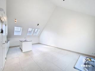 <p>Ontdek dit tweeslaapkamerappartement gelegen in het project Mench, een nieuw residentieel geheel dat hedendaagse architectuur combineert met een groene omgeving. Georganiseerd rond een ruime gemeenschappelijke tuin, biedt het een rustige leefomgeving in het hart van de stad.<br />Het appartement beschikt over een ruime, lichtrijke woonkamer met een open, volledig uitgeruste keuken, wat zorgt voor een gezellige leefruimte. De twee slaapkamers bieden comfortabele oppervlaktes, ideaal voor een gezin, een koppel of co-living. Een privatief terras verlengt op aangename wijze de binnenruimte.<br />In de onmiddellijke nabijheid van openbaar vervoer, winkels en hoofdwegen vormt dit pand een ideale opportuniteit die comfort en praktisch gemak combineert.<br />De technische uitrusting garandeert optimaal comfort: uitstekende energieprestatie met een EPC A, warmtepomp, zonnepanelen, ventilatiesysteem met dubbele flux, vloerverwarming, kwaliteitsvolle materialen en verzorgde afwerkingen. Lage provisies. Onmiddellijk beschikbaar. <br />1 parkeerplaats inbegrepen in de huurprijs (met of zonder oplaadpunt).<br />Oppervlaktes worden ter indicatie opgegeven.<br /><br /><br /><span>Indeling</span> :</p>
<ul>
<li>Entreehal</li>
<li>Bergruimte</li>
<li>Toilet</li>
<li>Woonkamer met volledig ingerichte open keuken</li>
<li>Slaapgedeelte</li>
<li>Slaapkamer 1</li>
<li>Slaapkamer 2</li>
<li>Doucheruimte</li>
<li>Terras</li>
</ul>
<p><br /><br /></p>