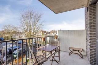 Indeling:Gelijkvloerse verdieping:- gemeenschappelijke inkomhal- traphal/ liftVerdieping 2 (bereikbaar met trap/lift):- inkomhal- apart toilet met handenwasser- woon- en eetkamer (25,14m²)- terras (6m²)- geïnstalleerde open keuken (5m²)- aparte berging met voorzieningen voor was- en droogmachine- slaapkamer 1 (12,50m²)- slaapkamer 2 (10,50m²)- badkamer met inloopdouche, wastafel en badkamermeubel (6,50m²)Extra:- verplichte aankoop van een ondergrondse autostaanplaats aan €14.000.- mogelijkheid tot aankoop van een pakket van 2 autostaanplaatsen aan een voordelige totaalprijs van €24.000.Bijzonderheden:- recent, netjes onderhouden gebouw met lift- conforme elektriciteit- uitstekende EPC-score- centrale, doch rustige ligging nabij het centrum, winkels, openbaar vervoer...- mobiscore 8,8/10Bent u geïnteresseerd in dit appartement te koop in Hoboken? Aarzel dan niet om contact met ons op te nemen via janice.racaj@dewaele.com of op 03 206 76 73.Wenst u uw eigendom ook te koop of te huur te stellen? We helpen u graag verder.Steeds tot uw dienst om u verder te helpen met al uw vragen over vastgoed!