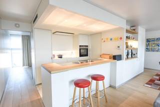 Lichtrijk en mooi afgewerkt appartement op gunstige ligging. <br />Centraal gelegen nabij winkels, de markt, scholen en het station.<br /><br />Indeling: inkomhal, apart toilet, leefruimte met open keuken (compleet geïnstalleerd), 2 slaapkamers, badkamer, berging/wasplaats.<br /><br />Extra troeven: instapklaar (volledig geschilderd), inbouwkasten, vloerverwarming, parket, kwalitatief afgewerkt, ruim overdekt terras, ligging, …<br /><br />Inclusief berging en private autostaanplaats. <br />Beschikbaar vanaf 1/12/2026.<br />Syndickosten: €60/maand.<br /><br />Voor meer info of een bezoek: lisa@immoroba.be