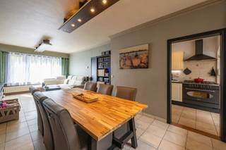 <p>Bent u op zoek naar een instapklare woning met een mooie tuin en voldoende ruimte voor het hele gezin? Dan is deze charmante woning beslist een bezoek waard!<br /><br /><strong>GELIJKVLOERS</strong><br />Inkomhal met gastentoilet<br />Lichtrijke leefruimte<br />Vernieuwde en volledig uitgeruste keuken (2019)<br />Zeer ruime leefkeuken met dakkoepel<br />Gezellige, gesloten veranda met zicht op de verzorgde tuin met ruim tuinhuis<br />De woning beschikt eveneens over een droge kelder<br /><br /><strong>EERSTE VERDIEPING</strong><br />Drie ruime slaapkamers<br />Badkamer met enkele lavabo en douche in bad<br /><br /><strong>TWEEDE VERDIEPING</strong><br />Bereikbaar via een vaste trap<br />Twee slaapkamers<br />Praktische zolderberging<br /><br /><strong>POSITIEVE ASPECTEN</strong><br />- Instapklaar en zeer goed onderhouden<br />- Vernieuwde keuken (2019)<br />- Gasverwarming met Vaillant-ketel van 2016<br />- Vernieuwde waterboilers: beneden in 2021 en boven in 2024<br />- Oprit met plaats voor 2 wagens<br /><br />De woning geniet bovendien van een uitstekende ligging, in de nabijheid van scholen, winkels en openbaar vervoer.<br />Wenst u deze prachtige woning zelf te ontdekken? Schrijf u dan snel in voor onze eerste kijkdag en neem vandaag nog contact met ons op!</p>