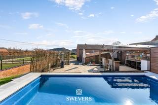 Voor meer info en foto’s, surf naar www.swevers.be –Deze karaktervolle woning in de Ridderstraat 51 te Nieuwerkerken biedt een ideale combinatie van...