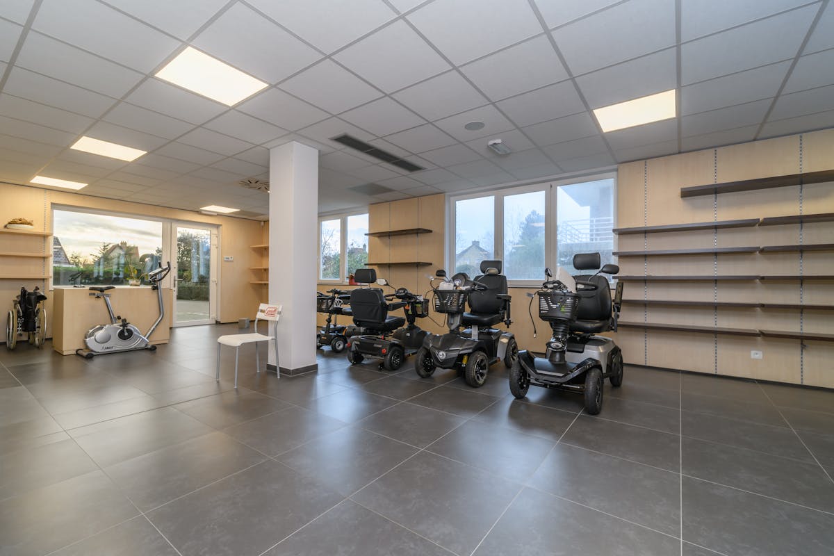 Handelsruimte en 3 staanplaatsen te huur te Koksijde-bad. - foto 5