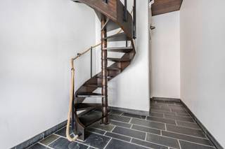 Immo Pické biedt U dit zeer gunstig gelegen appartement aan op de tweede verdieping (met lift) en gelegen in het centrum van Vlezenbeek. Het appartement is gelegen in de nabijheid van winkels, scholen, openbaar vervoer en de belangrijkste verbindingswegen. Het appartement bestaat uit een inkomhal, een lichtrijke woonkamer met eetplaats, een keuken, 2 ruime slaapkamers (14m² en 11m²), een nachthal, een bureau (6m²), een toilet en een badkamer. Daarnaast beschikt het appartement nog over twee terrassen (één aan elke kant van het appartement) . Verder beschikt het appartement over een kelder en een staanplaats voor een kleine wagen. Maandelijkse lasten +/- 271,01 euro per maand (brandverzekering, onderhoud en elektriciteit van de gemeenschappelijke delen, syndicus, verwarming, warm en koud water, ...)