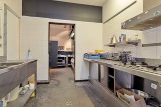 <p><strong>Handelszaak met naastgelegen open ruimte op 295m². Momenteel ingericht als frituur met bovengelegen studio. Geen asbest of renovatieverplichting. Grondige renovatie in 2014. CV ketel op gas (2024). Naast open ruimte nog aparte parking pal naast het perceel. <br /><br />Ligging: </strong>gelegen in hartje Herentals op een commercieel interessante locatie met vlotte verbinding dankzij nabijgelegen invalswegen. <br /><br /><strong>Indeling: </strong>eetruimte met geïnstalleerde frituur, (speel)hoek met apart toilet, bijkeuken. Inkom studio. <strong>+1:</strong> leefruimte met open keuken, slaapruimte met open badkamer. <strong>Buiten:</strong> terras, open verharde ruimte. </p>
<p><strong>Indeling:</strong> De gelijkvloerse verdieping is momenteel ingericht als een frituur bestaande uit eetgelegenheid met aparte (speel)hoek en apart toilet. Aansluitend is er nog een bijkeuken alsook toegang naar de buitenruimte. Een aparte toegang geeft doorgang naar de studioverdieping. Deze beschikt over een leefruimte met open keuken en een slaapruimte met open badkamer. <br />Buiten beschik je over een grote open, verharde ruimte met afgebakend terras waar je nog veel mogelijkheden hebt. Het perceel grenst bovendien rechts aan een servitude met naastgelegen openbare parking. <br />Het gebouw werd grondig gerenoveerd in 2014. Werken zoals (het uitbreken, isoleren en vernieuwen van) de vloer, het vervangen van het buitenschrijnwerk, en het isoleren van het hellend en platte dak en het vernieuwen van de elektriciteit werden voorzien. Ook de CV ketel werd zopas (2024) nog vernieuwd.  <br /><br />Wordt dit uw nieuwe investering of uitbating met bovengelegen woonst? Maak dan snel een afspraak. </p>