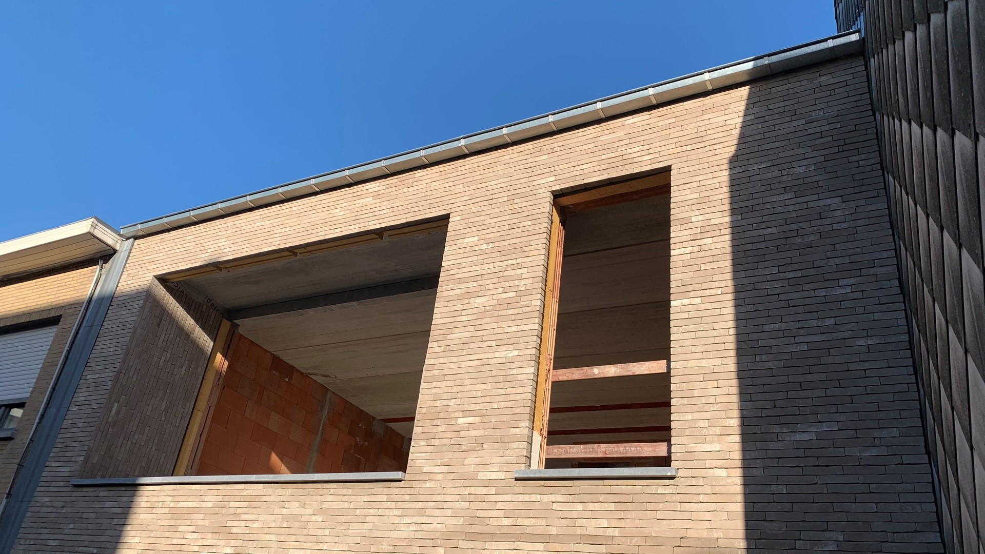 Uniek gebouw met 2 nieuwbouw stapelwoningen op een centrale ligging in Desselgem met telkens een eigen parkeerplaats ideaal als kangoeroewoning, investeringsgoed of een plek om te wonen en te ondernemen - foto 2