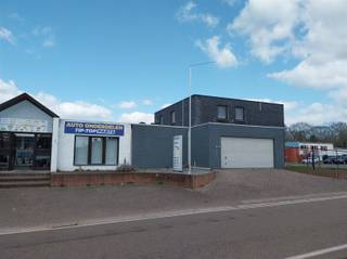 Vraag uw bezoek aan via info@optimusvastgoed.be!TE HUUR:  Handelspand met ruim magazijn (319m²) te Heusden-Zolder!In een zijstraat van de...