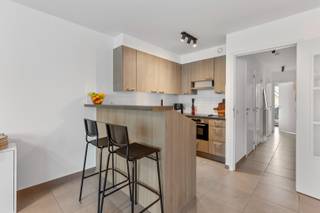 Dit appartement gelegen in Koksijde-Dorp bevindt zich op wandelafstand van supermarkten (Colruyt, Lidl en Aldi), 2 bakkerijen, een beenhouwerij en een traiteurszaak.<br /><br />Het appartement bevindt zich op de eerste verdieping en werd ingedeeld als volgt:<br />Inkomhal, lichtrijke leefruimte met open keuken die uitgeeft op een balkon, berging, badkamer met aansluiting voor een wasmachine en droogkast, apart toilet, 1 slaapkamer en 1 bureauruimte met ingemaakte kasten. Achteraan terras van 18 m² die recent opnieuw werd aangelegd.<br /><br />Vaste kost syndic: € 75/maand <br /><br />Appartement is niet gemeubeld.<br /><br />Beschikbaar vanaf 1/1/2026.<br /><br />Enkele troeven:<br /><br />- Gunstig EPC<br /><br />- Ingemaakte kasten in zowel slaapkamer als bureauruimte<br /><br />- 2 terrassen, waarvan 1 opnieuw aangelegd<br /><br />- Recent volledig opnieuw geschilderd en voorzien van vliesbehang