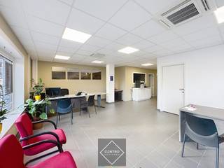 Verhuurd handelsgelijkvloers (Circa 153m2) met garage op INTERESSANTE ligging te Knokke-Heist met circa 5,5% rendement!<br /><br /><strong>INDELING:<br /><u><em>Gelijkvloers:</em></u></strong><br />Landschapsbureel - 3 afzonderlijke bureelruimtes - kitchenette - garagebox - afzonderlijke dames- en herentoiletten - garage.<br /><br /><u><strong>Opmerkingen:</strong></u><br /><strong>- ENERGIEZUINIG pand: Energielabel B!</strong><br />- Het pand is asbestveilig.<br />- Momenteel verhuurd (Circa 5,5% rendement)!<br />- Airco aanwezig.<br /><br />INTERESSANT aanbod aan zeer CORRECTE PRIJS! Aarzel zeker niet om ons te contacteren voor een bezoek ter plaatse: 050/70.01.02 - info@centro.be.