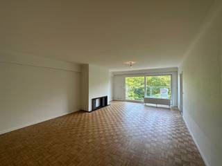 Te huur: ruim en comfortabel appartement met drie kamers, ideaal gelegen en onmiddellijk beschikbaar. Dit appartement biedt een aangename leefruimte met een lichtrijke en ruime woonkamer die uitnodigt tot ontspannen. Aansluitend bevindt zich een volledig uitgeruste, ruime keuken met voldoende plaats voor een eethoek.<br />Het appartement beschikt over drie kamers. De eerste kamer is voorzien als polyvalente ruimte en kan perfect dienen als bureau, hobbyruimte of extra berging, afhankelijk van uw noden. De twee andere slaapkamers zijn ruim en genieten van veel natuurlijk licht. Eén van deze slaapkamers beschikt bovendien over een ensuite badkamer, wat zorgt voor extra comfort en privacy.<br />Daarnaast is er nog een tweede, volledig uitgeruste badkamer aanwezig, evenals een afzonderlijk toilet, wat het wooncomfort verder verhoogt. Ben je geïnteresseerd in dit pand te huur in Oostende? Ga naar de website www.dermul.be, klik op het pand dat je wenst te huren. Via de knop "ik heb interesse" vragen we u kort een profiel in te vullen. Daarna nemen we contact op voor een bezoek. Telefonisch kunnen er geen afspraken gemaakt worden.