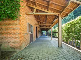 Op het platteland van Sombeke (Waasmunster) ligt dit voormalige landgoed van schilder Edmond Verstraeten, gebouwd omstreeks 1900. Het domein...