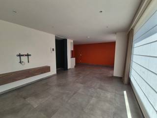 <p>Deze verzorgde en instapklare gesloten bebouwing is onmiddellijk beschikbaar en biedt alle comfort voor wie op zoek is naar een praktische en aangename woonst.<br /><br />De woning beschikt over een ruime en lichtrijke leefruimte en een volledig uitgeruste keuken met keramische kookplaat, combi-oven, vaatwasser en koelkast.<br />Daarnaast is er een inpandige garage die rechtstreeks toegankelijk is vanuit de woning.<br /><br />Op de verdieping bevinden zich twee volwaardige slaapkamers, een badkamer met zowel een ligbad als een aparte douche, een afzonderlijk gastentoilet en een praktische berging.<br /><br />De woning is bovendien uitgerust met verlichting en gordijnen, elektrische rolluiken in alle ruimtes en centrale verwarming op aardgas, wat zorgt voor extra comfort. <br /><br />Voor het waterverbruik geldt een maandelijks forfait van € 50. <br /><br />De woning is onmiddellijk beschikbaar.<br /><br />Heb je interesse? Vraag uw bezoek aan via onze website https://www.immovl.be/te-huur/list en druk op de knop <strong>'IK WENS EEN BEZOEK'</strong>.</p>