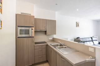 Gelegen nabij het centrum van Zwijnaarde treffen we dit instapklaar 1-slaapkamerappartement aan op de gelijkvloerse verdieping.
Het appartement heeft de volgende indeling: inkomhal met gastentoilet, ingerichte open keuken met lichtrijke eet- en woonkamer, wasplaats, slaapkamer met aansluitend een badkamer met douche en lavabo en een ruim terras.
Op verdieping -1 is er nog een berging en een autostaanplaats welke zijn inbegrepen in de vraagprijs.
Zowel voor eigen bewoning als voor investering (goed huurrendement).
Renovatieverplichting: neen.
Grote troeven: nabij invalswegen en openbaar vervoer, instapklaar ...
Voor meer informatie of een bezoek kan u terecht bij Sander Dejonghe via sander@vastgoeddejonghe.be, Evy Dhondt via evy@vastgoeddejonghe.be of Inias Leten, Inias@vastgoeddejonghe.be