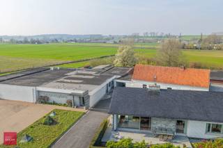 Heel verzorgde villa-bungalow bestaande uit een inkomhal, living met open keuken (Wilfra, recent vernieuwd), 3 slaapkamers, badkamer...