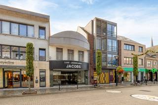 <p><strong>Te renoveren handelspand met woonst en tuin gelegen op een uiterst gunstige commerciële ligging in de hoofdwinkelstraat van Geel. Mogelijk project voor afbraak en wederopbouw. </strong></p>
<p><u><strong>Ligging</strong>:</u><span> </span> <br />Pal in het centrum in de hoofdwinkelstraat.</p>
<p><u><strong>Indeling</strong>:</u> <br />Gelijkvloers: portaal met etalages, commerciële ruimte, kitchenette, toilet, tuin.<br />Verdieping: te renoveren woonst met verschillende ruimtes.</p>
<p><u><strong>Omschrijving</strong>:</u><br />Via de grote etalage loopt u binnen in de handelsruimte, vroeger ingericht als handtassenwinkel. Lopen we verder, komen we in de lichtrijke achterbouw welke dienst deed als opslag en werkruimte. Daarnaast vinden we een klein kitchenette<span> en aanpalend toilet.<br /></span><br />Met een vaste trap bereiken we de eerste verdieping waar zich meerdere te renoveren ruimtes bevinden. <br /><br />Kortom, een prachtig verbouw of renovatieproject op toplocatie in Geel.<br />Dit eigendom bevindt zich in het Gemeentelijk Ruimtelijk Uitvoeringsplan Geel. Vraag zeker uw inlichtingen mbt mogelijkheden voor afbraak en wederopbouw.<br /><br /><strong><span>Extra :</span></strong><br />Achteraan in de diepe tuin kan ontsloten worden voor voetgangers via het 'postpad'. <br /><br /><strong><span>Bijzondere informatieplicht</span><em><span>:</span></em><span> </span></strong><span> </span>in aanvraag</p>