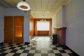 Te renoveren woning met potentieel, gelegen nabij het centrum van Bornem, op wandelafstand van alle faciliteiten zoals winkels, scholen en openbaar vervoer. Dankzij de centrale ligging en goede bereikbaarheid vormt deze woning een interessante opportuniteit voor wie op zoek is naar een project met toekomstwaarde. De woning biedt de mogelijkheid om volledig naar eigen smaak te moderniseren en energiezuinig te maken. De indeling omvat een inkomhal, keuken, leefruimte, apart toilet, twee slaapkamers, badkamer en kelder die voor extra opslagruimte zorgt. Via een servitutedeweg is er achteraan nog een mooie ruimte waar je kunt genieten in alle rust. <br />referentie: 5706