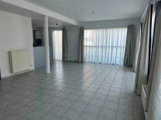 <p>Découvrez cet appartement de plain-pied prêt à emménager dans la résidence D'Oude Schelde, située à la périphérie d'Audenarde.<br />Grâce à son accès facile, son agencement pratique et son espace de vie agréable, c'est le pied-à-terre idéal pour ceux qui recherchent un cadre de vie calme à proximité du centre-ville.<br />Cet appartement offre un excellent confort et une grande facilité d'accès.</p><p>On entre dans l'appartement par le hall d'entrée. Vous disposez ensuite d'un salon spacieux avec une cuisine ouverte équipée de tout le confort nécessaire.<br />L'appartement comprend 2 chambres et 2 salles de bains, l'une avec douche et l'autre avec baignoire.<br />Il y a également des toilettes séparées et un dressing/bureau.<br />Depuis le dressing/bureau, vous accédez directement à la terrasse et au jardin.<br />L'appartement dispose également d'un garage spacieux en surface.</p><p>Vous vivez dans un cadre calme et verdoyant, tout en étant à seulement quelques minutes de la place du marché historique, des restaurants animés, des commerces et des transports en commun. <br />Grâce à la proximité de la N60, des villes comme Gand et Ronse sont facilement accessibles.</p><p>Cela vous intéresse ?<br />Demandez une visite via notre site web www.immodhondt.be </p>